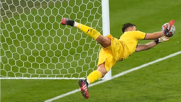 Nếu Ý phải bước vào loạt luân lưu, thì họ đã có Gianluigi Donnarumma. Ảnh: Robbie Jay Barratt/ AMA/ Getty Images. Nếu Ý phải bước vào loạt luân lưu, thì họ đã có Gianluigi Donnarumma. Ảnh: Robbie Jay Barratt/ AMA/ Getty Images.