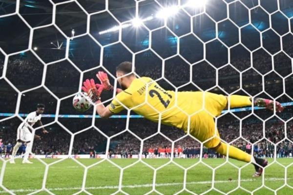 Donnarumma đã cản được cú sút của Saka. Ảnh: Getty. Donnarumma đã cản được cú sút của Saka. Ảnh: Getty.