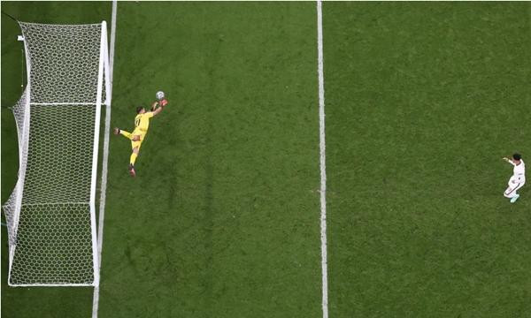 Donnarumma cản cú sút penalty của Sancho (Anh). Ảnh: Laurence Griffiths/ Getty Images. Donnarumma cản cú sút penalty của Sancho (Anh). Ảnh: Laurence Griffiths/ Getty Images.