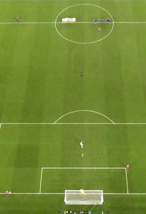 Khi đối diện với Donnarumma là Saka gánh hy vọng của cả nước Anh trên vai mình. (Ảnh chụp màn hình). Khi đối diện với Donnarumma là Saka gánh hy vọng của cả nước Anh trên vai mình. (Ảnh chụp màn hình).