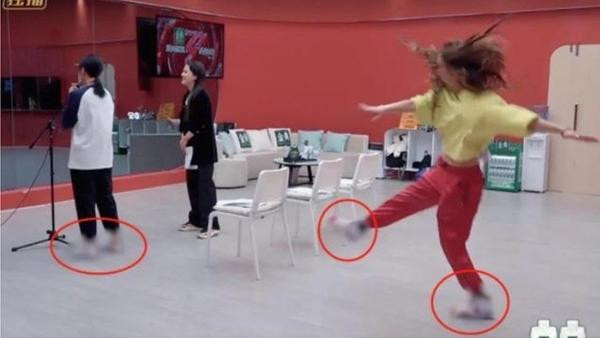 Giày cũng bị làm mờ. Ảnh: Disclose. Giày cũng bị làm mờ. Ảnh: Disclose.