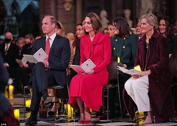Vợ chồng William - Kate được khen ngơi trong bài phát biểu của Nữ hoàng. Ảnh: PA. Vợ chồng William - Kate được khen ngơi trong bài phát biểu của Nữ hoàng. Ảnh: PA.