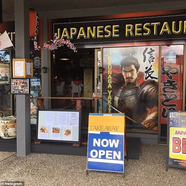 Nhà hàng Nhật đã đưa ra thực đơn có món "bánh burger Vũ Hán" và "cánh dơi". Ảnh: IG.
