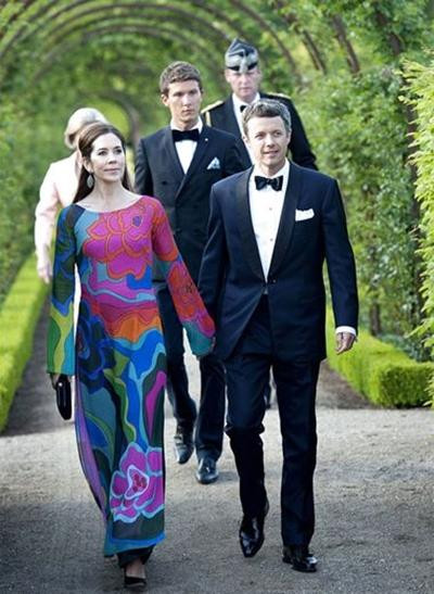 Công nương Mary (trái) từng mặc áo dài Việt Nam. Ảnh: Royaldish.