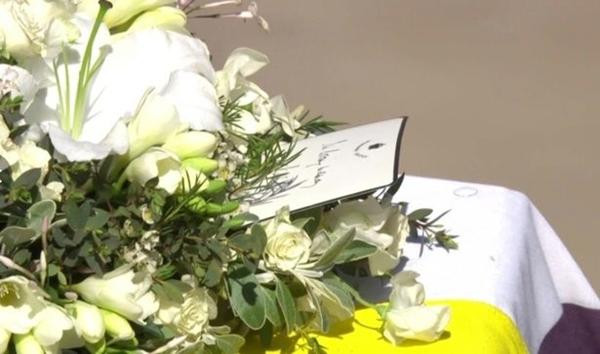 Bức thư viết tay cuối cùng mà Nữ hoàng gửi cho chồng mình, được đặt trên quan tài của ông. Ảnh: Mirror.