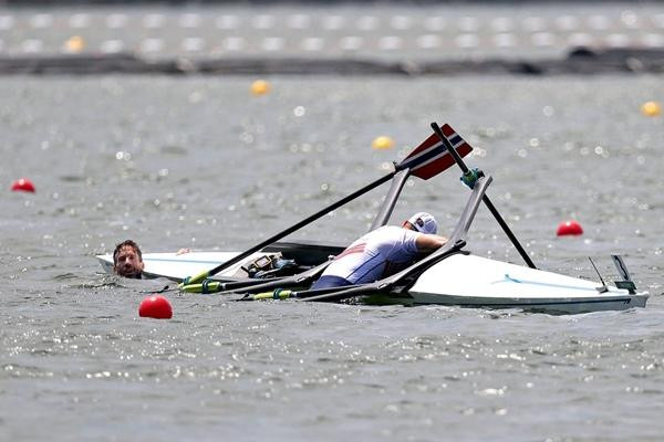 Cặp VĐV Na Uy bị lật thuyền khi đang thi đấu. Ảnh: Getty Images. Cặp VĐV Na Uy bị lật thuyền khi đang thi đấu. Ảnh: Getty Images.