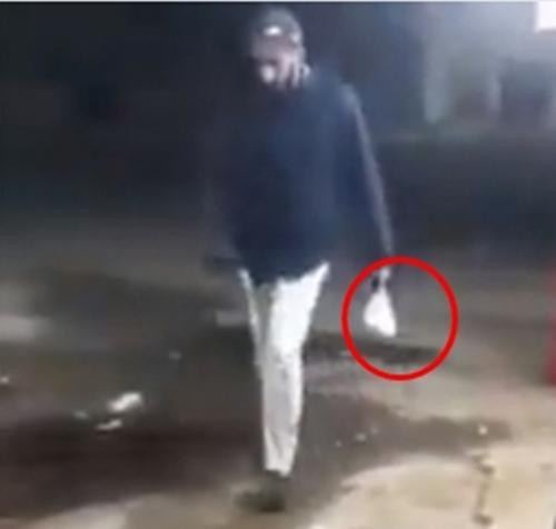 Bác lái tàu dừng tàu giữa đường ray để đi mua sữa chua. Ảnh: ARY News. Bác lái tàu dừng tàu giữa đường ray để đi mua sữa chua. Ảnh: ARY News.