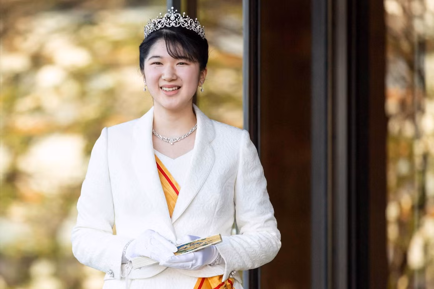 Aiko rất rạng rỡ trong buổi lễ và cảm ơn mọi người. Ảnh: POOL/ VIA AFP-JIJI.