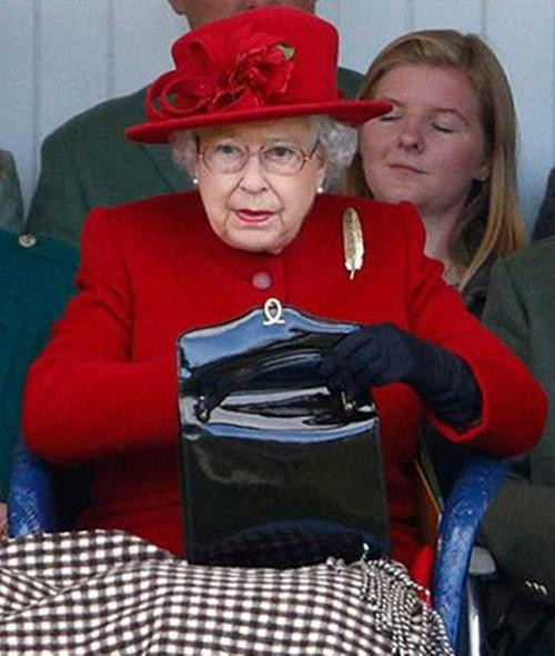 Nữ hoàng mang theo một ít tiền mỗi khi muốn quyên góp. Ảnh: Getty.