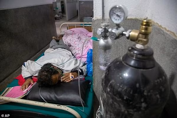 Một bệnh nhân COVID-19 nằm ngoài hành lang một bệnh viện ở Kathmandu (Nepal). Ảnh: AP. Một bệnh nhân COVID-19 nằm ngoài hành lang một bệnh viện ở Kathmandu (Nepal). Ảnh: AP.