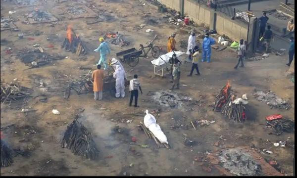 Bệnh nhân tử vong được hỏa táng liên tục, đến mức không kịp đếm. Ảnh: The Guardian. Bệnh nhân tử vong được hỏa táng liên tục, đến mức không kịp đếm. Ảnh: The Guardian.