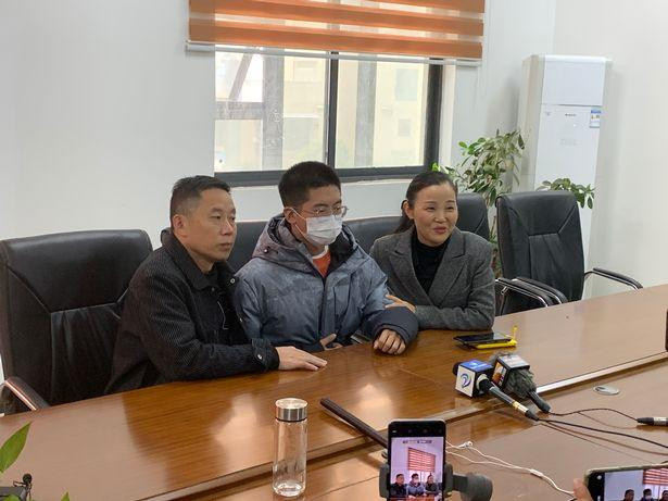 Sun Zhuo (giữa) xin phép vẫn ở với cha mẹ nuôi, dù sẽ làm giấy tờ để nhận lại cha mẹ ruột. Ảnh: VCG/ VCG via Getty Images. Sun Zhuo (giữa) xin phép vẫn ở với cha mẹ nuôi, dù sẽ làm giấy tờ để nhận lại cha mẹ ruột. Ảnh: VCG/ VCG via Getty Images.