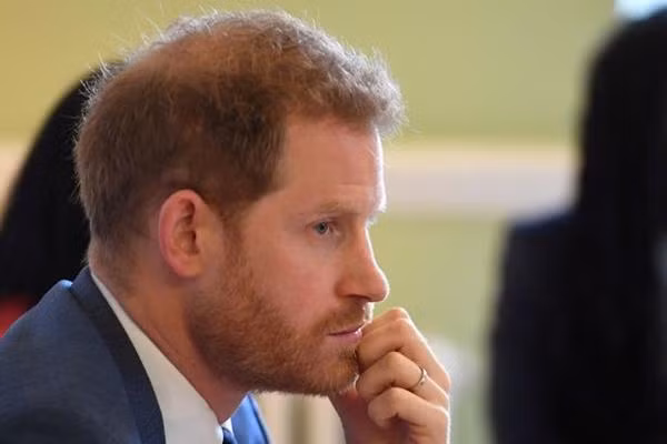Harry đeo nhẫn cưới theo phong cách hiện đại, đơn giản. Ảnh: Reuters.