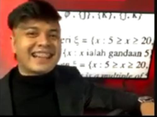 Thầy Taib trong buổi dạy online mà bỗng nhiên thầy yêu cầu học sinh gọi mình bằng bố. Ảnh: Green Apple.