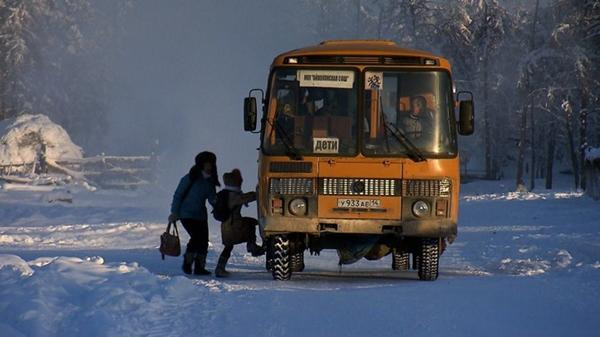 Học sinh vẫn đi học dù trời lạnh -50oC. Ảnh: Magellan TV.