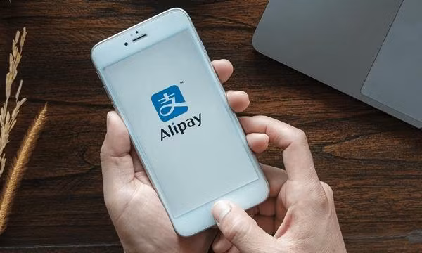 Huang mở ứng dụng Alipay trên máy của người yêu để chuyển tiền. Ảnh minh họa: Remitly.