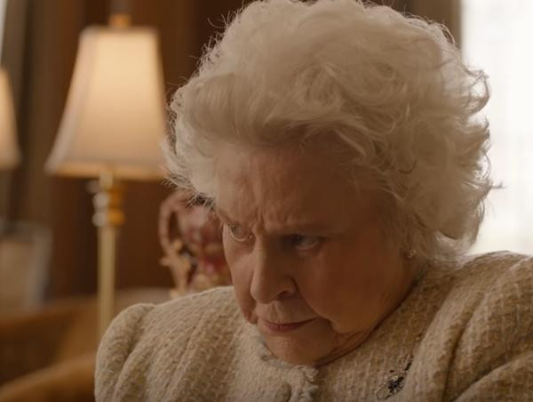 Nhiều người xem cho rằng nhân vật Nữ hoàng trong trailer này trông rất đáng sợ. (Ảnh chụp màn hình). Nhiều người xem cho rằng nhân vật Nữ hoàng trong trailer này trông rất đáng sợ. (Ảnh chụp màn hình).