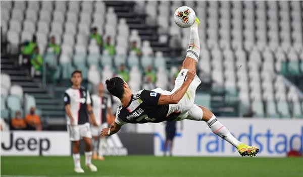 Kỹ năng của Ronaldo không bao giờ khiến ai thất vọng. Ảnh: CRTabs.