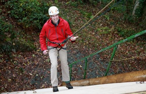 William thử trò tuột xuống và leo lên vách tường thẳng đứng. Ảnh: Chris Jackson. William thử trò tuột xuống và leo lên vách tường thẳng đứng. Ảnh: Chris Jackson.