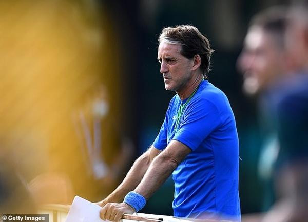 HLV Mancini cấm gần như tất cả các sản phẩm sữa trong chế độ ăn của cầu thủ. Ảnh: Getty Images. HLV Mancini cấm gần như tất cả các sản phẩm sữa trong chế độ ăn của cầu thủ. Ảnh: Getty Images.