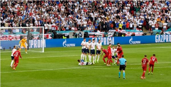 Truyền thông Anh cho rằng, chính pha đá phạt của Đan Mạch mới không hợp lệ. Ảnh: Getty. Truyền thông Anh cho rằng, chính pha đá phạt của Đan Mạch mới không hợp lệ. Ảnh: Getty.