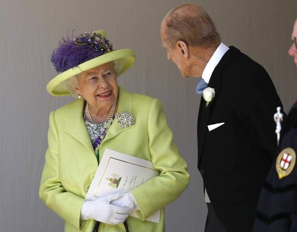 Nữ hoàng cũng ít khi nắm tay chồng, nên tạo thành "tiền lệ bất thành văn". Ảnh: PA. Nữ hoàng cũng ít khi nắm tay chồng, nên tạo thành "tiền lệ bất thành văn". Ảnh: PA.