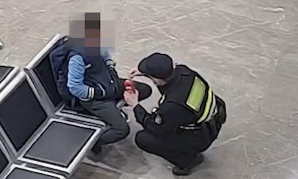 Cuối cùng thì các chú cảnh sát cũng thuyết phục được cậu bé, để rồi gọi người nhà đến đón. Ảnh: Weibo. Cuối cùng thì các chú cảnh sát cũng thuyết phục được cậu bé, để rồi gọi người nhà đến đón. Ảnh: Weibo.