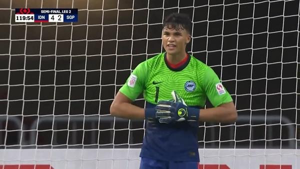 Trong trận bán kết lượt về giữa Singapore và Indonesia, một tiền đạo của Singapore đã phải thay đồ để trở thành thủ môn. Ảnh: YouTube. Trong trận bán kết lượt về giữa Singapore và Indonesia, một tiền đạo của Singapore đã phải thay đồ để trở thành thủ môn. Ảnh: YouTube.
