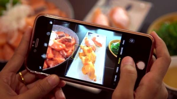 Nhiều người vào quán ăn hay thích chụp ảnh, quay video... Ảnh minh họa: iStock. Nhiều người vào quán ăn hay thích chụp ảnh, quay video... Ảnh minh họa: iStock.