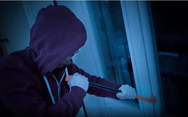 Tên trộm đã lấy được số tiền lớn hơn mong đợi. Ảnh minh họa: News 18. Tên trộm đã lấy được số tiền lớn hơn mong đợi. Ảnh minh họa: News 18.