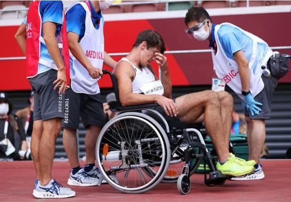 Thomas buồn bã rời sân bằng xe lăn. Ảnh: GMS. Thomas buồn bã rời sân bằng xe lăn. Ảnh: GMS.