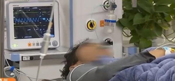 Bệnh nhân được phẫu thuật khẩn cấp. Ảnh: JS TV. Bệnh nhân được phẫu thuật khẩn cấp. Ảnh: JS TV.