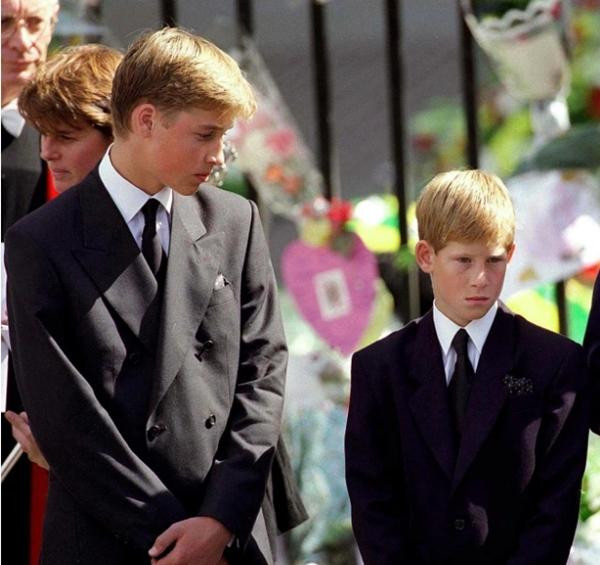 Ý thức về sự khác biệt có thể đã khiến William - Harry có tâm lý khác hẳn nhau khi lớn lên, đặc biệt còn vì mẹ của họ mất sớm. Ảnh: Getty. Ý thức về sự khác biệt có thể đã khiến William - Harry có tâm lý khác hẳn nhau khi lớn lên, đặc biệt còn vì mẹ của họ mất sớm. Ảnh: Getty.