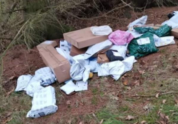 Một số bưu phẩm bị vứt vương vãi. Ảnh: Amy Taylor. Một số bưu phẩm bị vứt vương vãi. Ảnh: Amy Taylor.