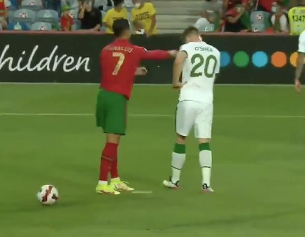 Ronaldo "ra tay" với cầu thủ Ireland chơi xấu. Ảnh: YouTube. Ronaldo "ra tay" với cầu thủ Ireland chơi xấu. Ảnh: YouTube.