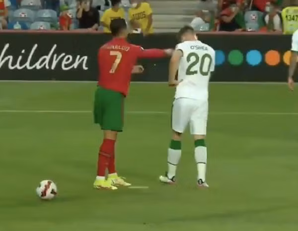 Ronaldo "ra tay" với cầu thủ Ireland chơi xấu. Ảnh: YouTube.