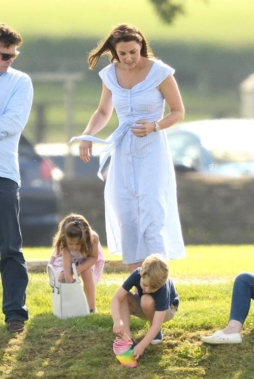 Kate mới được nhìn thấy đưa hai con lớn ra phố mua đồ. Ảnh: Popsugar. (Đây là ảnh chụp trong một dịp khác). Kate mới được nhìn thấy đưa hai con lớn ra phố mua đồ. Ảnh: Popsugar. (Đây là ảnh chụp trong một dịp khác).