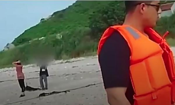 Một số người lên đảo cứu cô bé. Ảnh: Mirror. Một số người lên đảo cứu cô bé. Ảnh: Mirror.