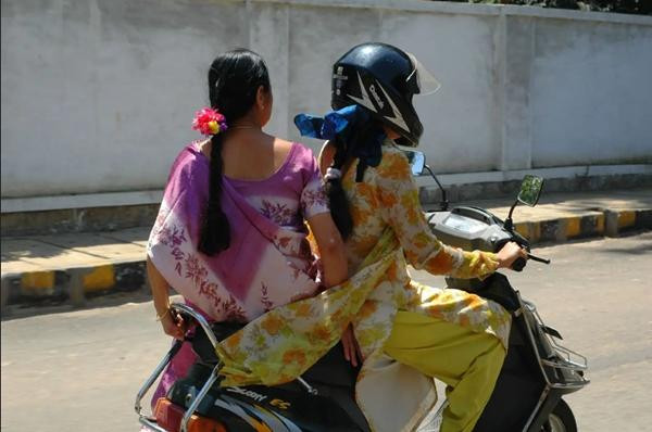 Nữ sinh viên cho biết đã bị nhiều người bình luận khiếm nhã khi đi xe ra đường. Ảnh minh họa: India.