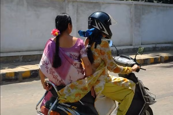 Nữ sinh viên cho biết đã bị nhiều người bình luận khiếm nhã khi đi xe ra đường. Ảnh minh họa: India.