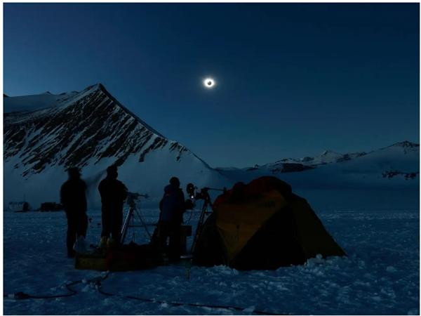 Các nhà khoa học Mỹ và Chile quan sát nhật thực toàn phần ở Nam Cực vào cuối tuần vừa rồi. Ảnh: Felipe Trueba/ Imagen Chile/ AFP via Getty Images. Các nhà khoa học Mỹ và Chile quan sát nhật thực toàn phần ở Nam Cực vào cuối tuần vừa rồi. Ảnh: Felipe Trueba/ Imagen Chile/ AFP via Getty Images.