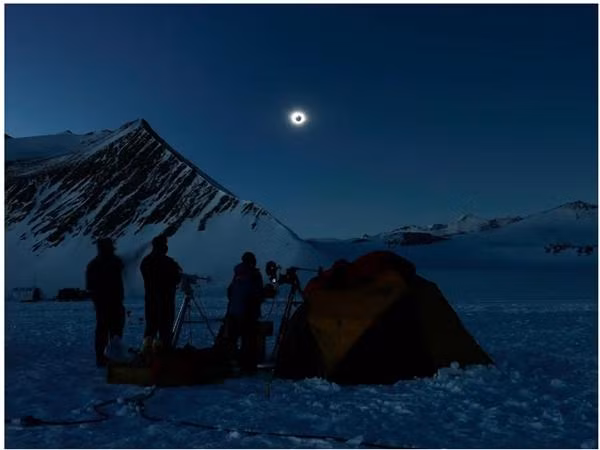 Các nhà khoa học Mỹ và Chile quan sát nhật thực toàn phần ở Nam Cực vào cuối tuần vừa rồi. Ảnh: Felipe Trueba/ Imagen Chile/ AFP via Getty Images.