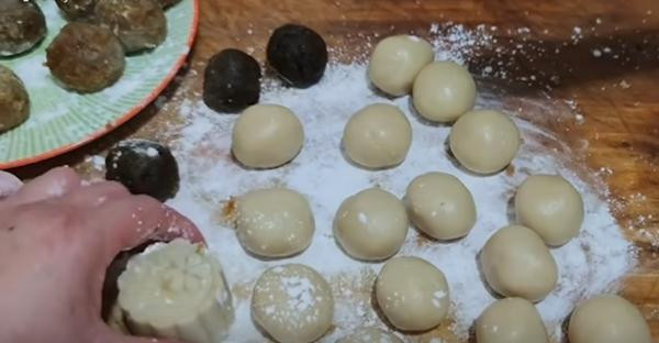 Bà Lu luôn giới thiệu nguyên liệu và cách làm rất cụ thể. Ảnh: YouTube. Bà Lu luôn giới thiệu nguyên liệu và cách làm rất cụ thể. Ảnh: YouTube.