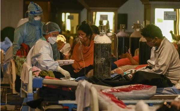 Bệnh nhân COVID-19 đang được điều trị ở Ấn Độ. Ảnh: NDTV.