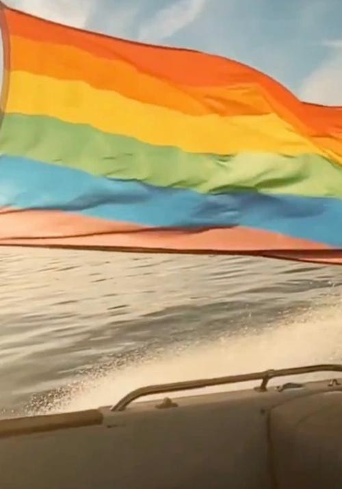 Gia đình anh Robbie vẫn tự hào cắm cờ LGBTQ+ trên thuyền. Ảnh: Twitter. Gia đình anh Robbie vẫn tự hào cắm cờ LGBTQ+ trên thuyền. Ảnh: Twitter.