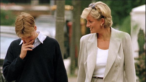 Hồi mới lớn, William có thói quen cúi đầu khi ra ngoài. Ảnh: Getty.