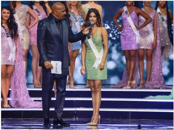 Người dẫn chương trình Steve Harvey đề nghị Hoa hậu Ấn Độ Harnaaz Sandhu bắt chước động vật. Ảnh: MENAHEM KAHANA/ AFP via Getty Images.