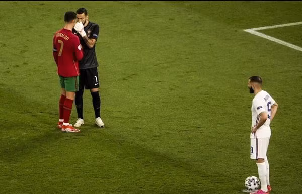 Đội trưởng đội tuyển Bồ Đào Nha đã "mách nước" cho thủ môn của mình. Ảnh: Getty.