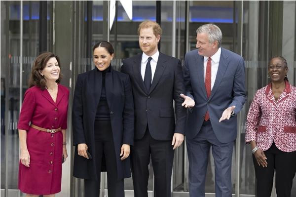 Harry - Meghan chụp ảnh với Thống đốc bang New York (trái) và Thị trưởng Thành phố New York (thứ hai từ phải sang). Ảnh: Backgrid.