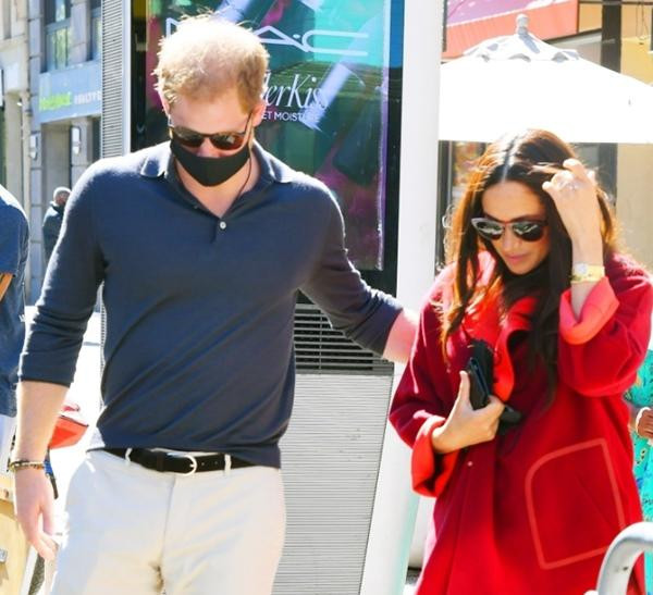 Harry - Meghan khi đến thăm một trường học ở New York. Ảnh: BackGrid. Harry - Meghan khi đến thăm một trường học ở New York. Ảnh: BackGrid.